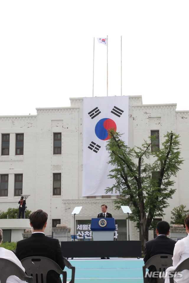 [광주=뉴시스]박영태 기자 = 문재인 대통령이 18일 오전 광주광역시 동구 옛 전남도청 앞에서 열린 제40주년 5·18 민주화운동 기념식에 참석해 기념사를 하고 있다. 2020.05.18.since1999@newsis.com