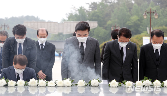 [서울=뉴시스] 류형근 기자 = 5·18 민주화운동 40주년을 맞은 18일 미래한국당 원유철 대표와 지도부가 광주 북구 운정동 국립 5·18민주묘지를 참배하고 있다. 2020.5.18 photo@newsis.com