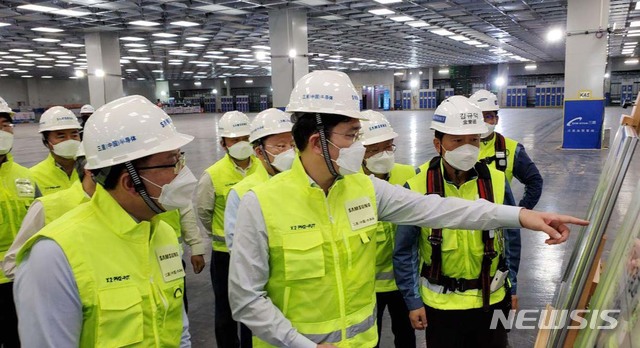 [서울=뉴시스]중국을 방문중인 이재용 삼성전자 부회장이 18일 중국 시안반도체 공장을 방문해 현장점검을 하고 있다. (사진=삼성전자 제공) 2020.05.18.&nbsp; photo@newsis.com