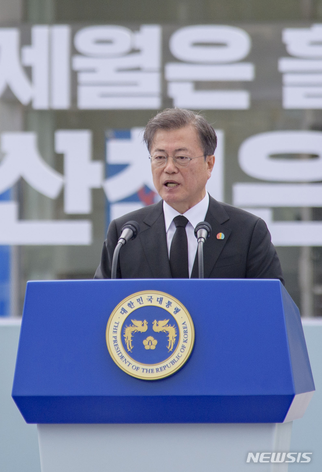 [광주=뉴시스]박영태 기자 = 문재인 대통령이 18일 오전 광주 동구 5·18민주광장에서 진행되고 5·18 민주화운동 40주년 기념식에서 기념사하고 있다. 2020.05.18.&nbsp; photo@newsis.com