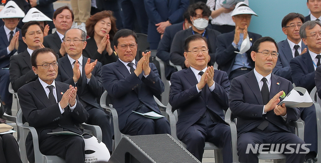[광주=뉴시스]박영태 기자 = 이해찬 더불어민주당 대표와 주호영 미래통합당 원내대표 등 여야 대표들이 18일 광주 동구 옛 전남도청 앞에서 열린 제40주년 5·18 민주화운동 기념식에서 박수치고 있다. 2020.05.18. photo@newsis.com