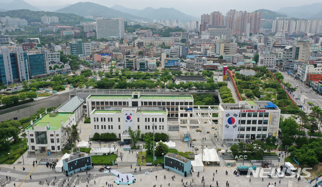 [서울=뉴시스] 5·18 민주화운동 40주년 기념일인 18일 오전 광주 동구 옛 전남도청에 태극기가 내걸려 있다. 2020.05.18 photo@newsis.com