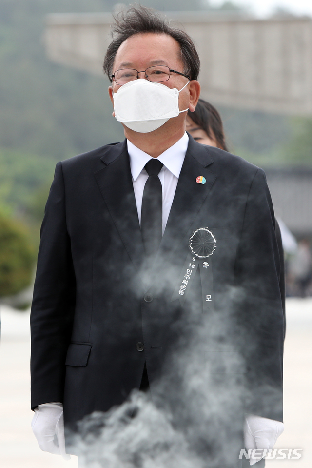 [광주=뉴시스] 류형근 기자 = 5·18 민주화운동 40주기인 18일 김부겸 더불어민주당 의원이 광주 북구 운정동 국립 5·18민주묘지를 참배하고 있다. 2020.05.18.photo@newsis.com