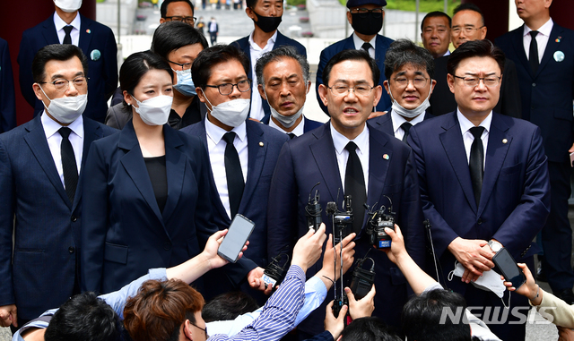 [광주=뉴시스] 류형근 기자 = 5·18민주화운동 40주기인 18일 오전 광주 북구 운정동 국립5·18민주묘지 민주의문에서 미래통합당 주호영 원내대표와 당선인들이 원유철 대표 등이 참배를 마친 뒤 기자들과 만나고 있다. 2020.05.18. hgryu77@newsis.com