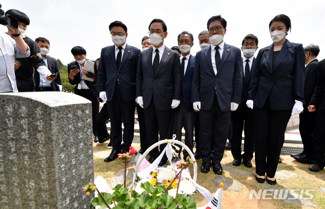 [광주=뉴시스] 류형근 기자 = 5·18민주화운동 40주기인 18일 오전 광주 북구 운정동 국립5·18민주묘지에서 미래통합당 주호영 원내대표가 윤상원 열사의 비석을 살펴보고 있다. 2020.05.18. hgryu77@newsis.com