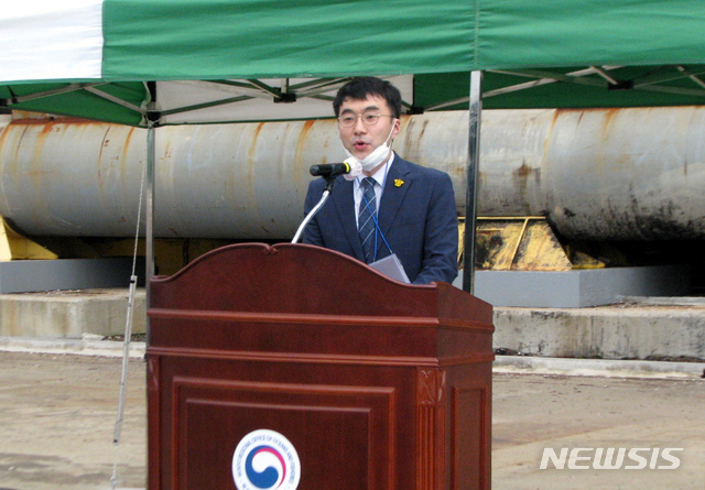 [목포=뉴시스]박상수 기자 = 더불어민주당 초선 당선인들과 함께 18일 오전 세월호가 거치된 목포신항을 찾은 김남국 당선인이 추도사를 하고 있다. 2020.05.18 parkss@newsis.com