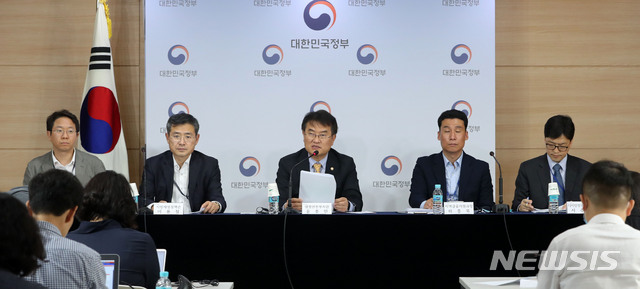 [서울=뉴시스]박주성 기자 = 윤종인 긴급재난지원금범정부TF 단장(행정안전부 차관)이 18일 오후 서울 종로구 정부서울청사 브리핑룸에서 긴급재난지원금 관련 쟁점사항 설명 기자간담회를 하고 있다. 2020.05.18. park7691@newsis.com