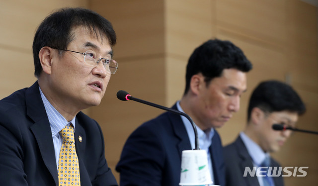 [서울=뉴시스]박주성 기자 = 윤종인 긴급재난지원금범정부TF 단장(행정안전부 차관)이 18일 오후 서울 종로구 정부서울청사 브리핑룸에서 긴급재난지원금 관련 쟁점사항 설명 기자간담회를 하고 있다. 2020.05.18. park7691@newsis.com