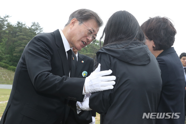 [광주=뉴시스]박영태 기자 = 문재인 대통령이 제40주년 5·18 민주화운동 기념일인 18일 광주 북구 5·18 민주묘지 제2묘역에서 고(故) 이연 씨 유족을 위로하고 있다. 고인은 전남대 1학년에 재학 중이던 1980년 5월 27일 YMCA 회관에서 계엄군과 총격전 중 체포되어 전신 구타를 당했다. 2020.05.18.since1999@newsis.com