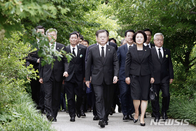 [광주=뉴시스]박영태 기자 = 문재인 대통령과 김정숙 여사가 18일 오전 광주광역시 동구 옛 전남도청 앞에서 열린 제40주년 5·18 민주화운동 기념식에 참석하고 있다. 2020.05.18.&nbsp; since1999@newsis.com 
