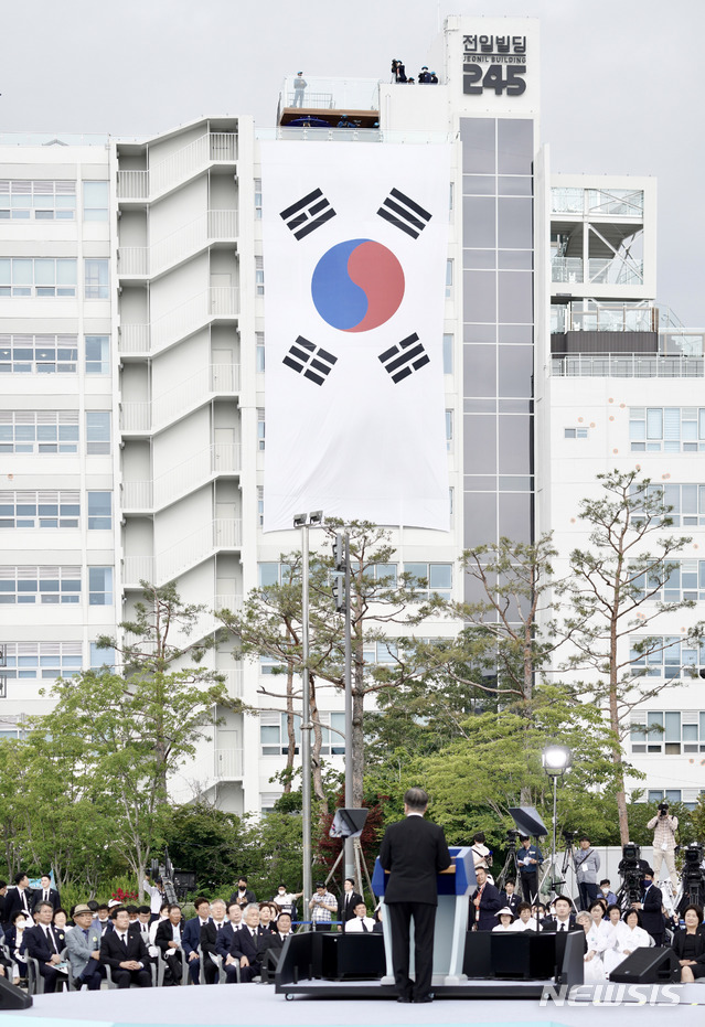 [광주=뉴시스]박영태 기자 = 문재인 대통령이 18일 오전 광주광역시 동구 옛 전남도청 앞에서 열린 제40주년 5·18 민주화운동 기념식에 참석해 기념사를 하고 있다. 2020.05.18. since1999@newsis.com