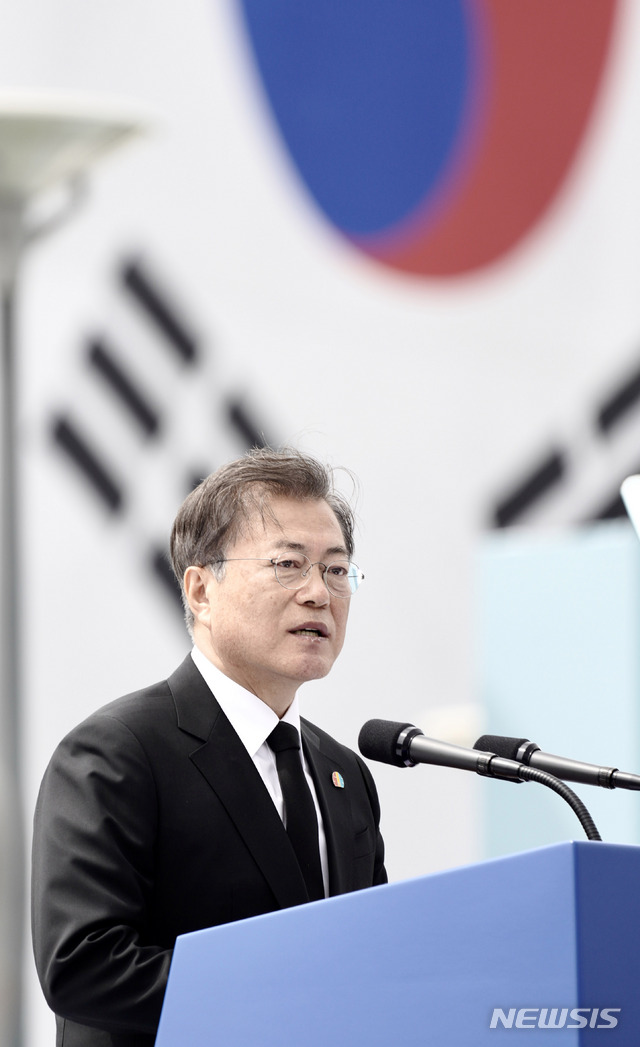 [광주=뉴시스]박영태 기자 = 문재인 대통령이 18일 오전 광주광역시 동구 옛 전남도청 앞에서 열린 제40주년 5·18 민주화운동 기념식에 참석해 기념사를 하고 있다. 2020.05.18.&nbsp; since1999@newsis.com