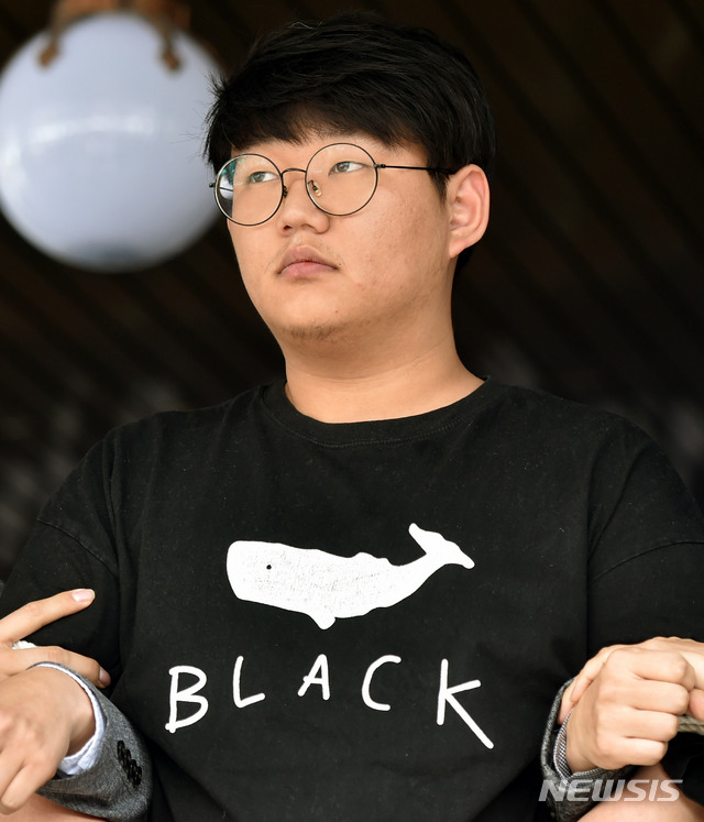 [안동=뉴시스] 이무열 기자 = n번방 최초 개설자인 일명 '갓갓' 문형욱(24)이 18일 오후 경북 안동경찰서에 마련된 포토라인에서 "피해자들에게 죄송합니다"고 말한 뒤 검찰에 송치되고 있다. 2020.05.18. lmy@newsis.com