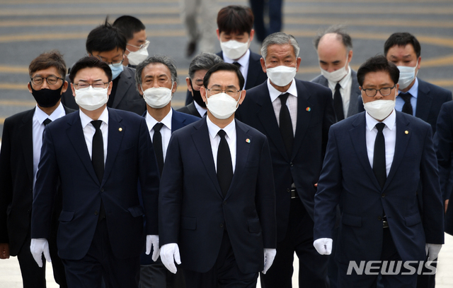[광주=뉴시스] 류형근 기자 = 18일 광주 5.18묘지을 찾은 주호영 미래통합당 원내대표가 분향을 위해 묘역으로 이동하고 있다. 2020.05.18. photo@newsis.com