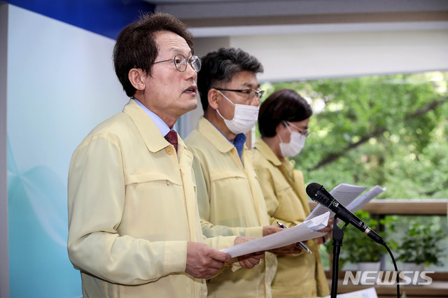 [서울=뉴시스]김병문 기자 = 조희연 서울시교육감이 18일 오후 서울 종로구 서울시교육청에서 등교 수업 운영 방안을 발표하고 있다. 2020.05.18.&nbsp; dadazon@newsis.com