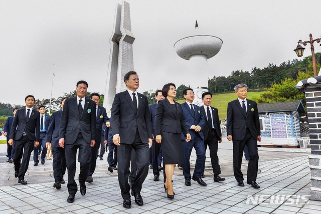[광주=뉴시스]박영태 기자 = 문재인 대통령과 김정숙 여사가 제40주년 5·18 민주화운동 기념일인 18일 오전 광주 북구 5·18 민주묘지 추모탑을 찾아 참배한 뒤 이동하고 있다. 2020.05.18.&nbsp; photo@newsis.com