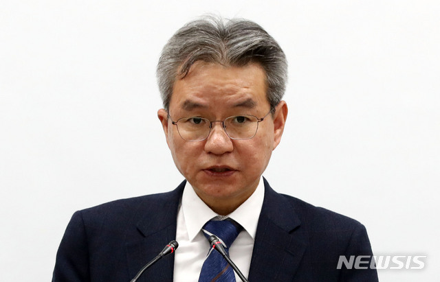 [서울=뉴시스]홍효식 기자 = 김남준 법무·검찰개혁위원회 위원장이 18일 오후 서울 서초구 서울고등검찰 기자실에서 '검찰권의 공정한 행사를 위한 검사 인사제도 개혁 관련 브리핑을 하고 있다. 2020.05.18. yesphoto@newsis.com