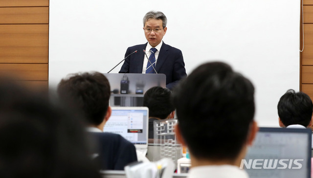 [서울=뉴시스]홍효식 기자 = 김남준 법무·검찰개혁위원회 위원장이 18일 오후 서울 서초구 서울고등검찰 기자실에서 '검찰권의 공정한 행사를 위한 검사 인사제도 개혁 관련 브리핑을 하고 있다. 2020.05.18. yesphoto@newsis.com