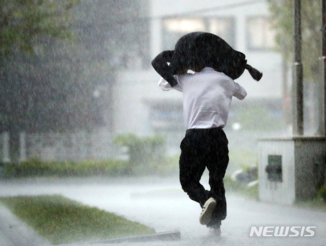 [서울=뉴시스]홍효식 기자 = 비가 내린 지난달 18일 오후 서울 서초구 서울고등검찰 인근에서 한 시민이 옷을 뒤집어 쓴 채 비를 피하기 위해 뛰고 있다. 2020.05.18. yesphoto@newsis.com