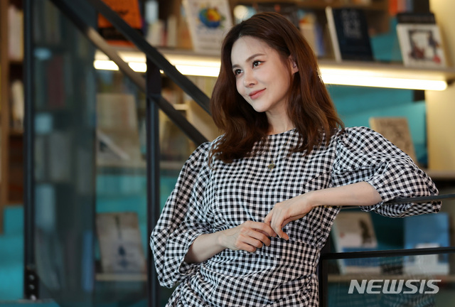 [서울=뉴시스] 이영환 기자 = 뮤지컬 렌트에서 미미 역을 맡은 아이비가 18일 오후 서울 용산구 블루스퀘어 인터파크홀에서 뉴시스와 인터뷰에 앞서 포즈를 취하고 있다. 2020.05.18.&nbsp; 20hwan@newsis.com