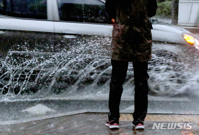 [서울=뉴시스]김병문 기자 = 비가 내리는 지난 5월18일 오후 서울 중구 일대에서 한 시민이 우산을 쓰고 있다. 2020.05.18. dadazon@newsis.com