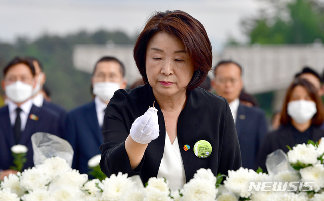 [광주=뉴시스] 류형근 기자 = 5·18민주화운동 40주기인 18일 오후 광주 북구 운정동 국립5·18민주묘지에서 정의당 심상정 대표가 참배하고 있다. 2020.05.18. hgryu77@newsis.com