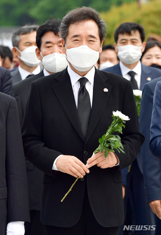 [광주=뉴시스] 류형근 기자 = 5·18민주화운동 40주기인 18일 오후 광주 북구 운정동 국립5·18민주묘지에서 더불어민주당 이낙연 코로나19국난극복위원장이 참배를 하고 있다. 2020.05.18. hgryu77@newsis.com