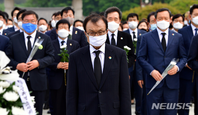 [광주=뉴시스] 류형근 기자 = 5·18민주화운동 40주기인 18일 오후 광주 북구 운정동 국립5·18민주묘지에서 더불어민주당 이해찬 대표가 참배를 하고 있다. 2020.05.18. hgryu77@newsis.com