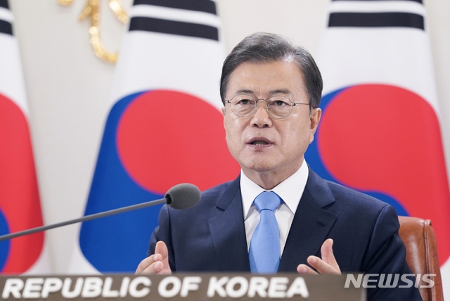 [서울=뉴시스]문재인 대통령이 18일 청와대 본관 집무실에서 세계보건기구(WHO) 세계보건총회(WHA) 초청 연설을 하고 있다.(사진=청와대 제공) 2020.05.18. photo@newsis.com