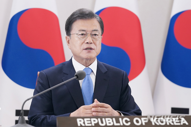 [서울=뉴시스]문재인 대통령이 18일 청와대 본관 집무실에서 세계보건기구(WHO) 세계보건총회(WHA) 초청 연설을 하고 있다.(사진=청와대 제공) 2020.05.18. photo@newsis.com