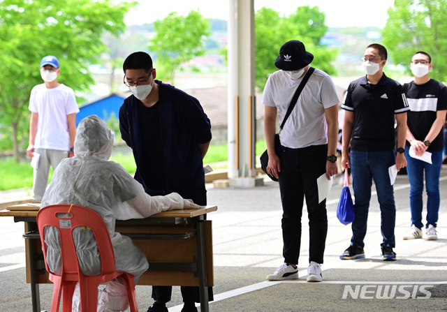 [서울=뉴시스] 18일 의료진이 육군훈련소로 입소한 입영장정을 대상으로 코로나19 예방을 위해  PCR검사 전수조사를 위한 검체 채취에 앞서 문진표를 작성 하고 있다. (사진=육군 제공) 2020.05.18.   photo@newsis.com