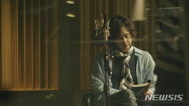 [서울=뉴시스]오디오북 플랫폼 스토리텔이 가수 양준일이 직접 녹음한 양준일 에세이 '메이비'를 19일 단독 공개했다. (사진 = 스토리텔 제공) 2020.05.19.photo@newsis.com