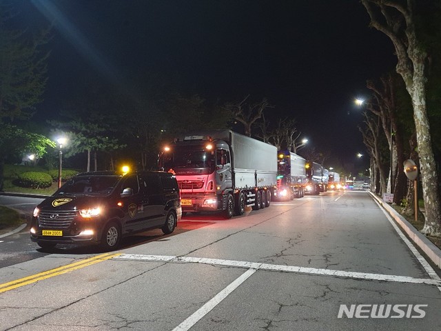 [대전=뉴시스] 한국원자력환경공단이 19일 오전 대전 RI관리시설에 보관중인 밀봉 방사성동위원소(RI) 폐기물 5683ℓ, 약 28드럼 분량을 경주 중·저준위 처분시설로 반출하고 있다.  