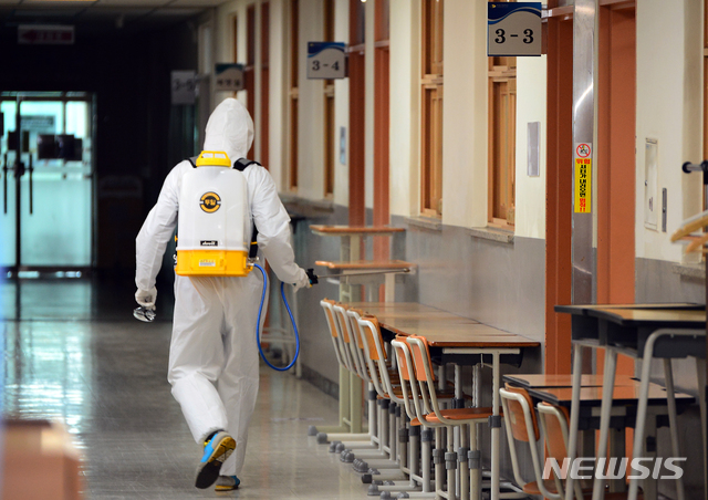 [청주=뉴시스] 인진연 기자 = 고3 학생 등교수업을 하루 앞 둔 19일, 충북 청주 서원고등학교에서 방역 관계자들이 코로나19 방역을 하고 있다. 2020.05.19.&nbsp; inphoto@newsis.com 