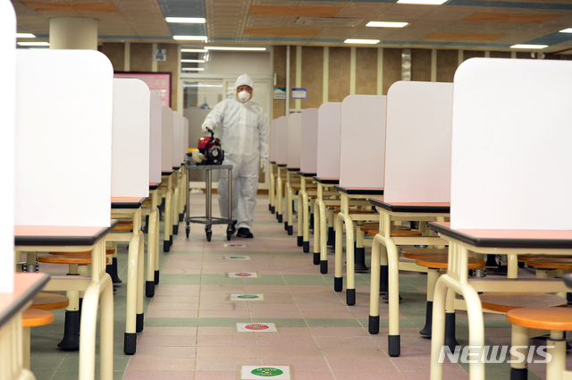 [청주=뉴시스] 인진연 기자 = 고3 학생 등교수업을 하루 앞둔 19일, 충북 청주 서원고등학교에서 방역 관계자들이 코로나19 방역을 하고 있다. 2020.05.19. inphoto@newsis.com