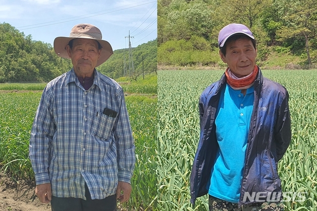 '의성마늘명인'에 선정된 김규수(왼쪽)씨와 박영대씨 