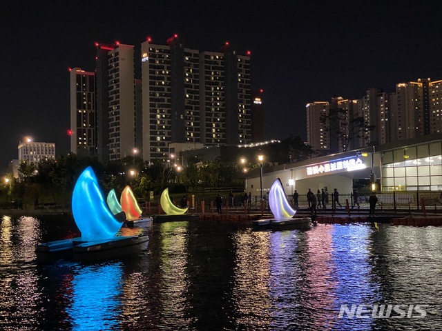  초승달 모양의 2인승 전동 레저보트 '문보트'가 김포시 금빛수로에서 시범운행하고 있다 (사진=김포시 제공)