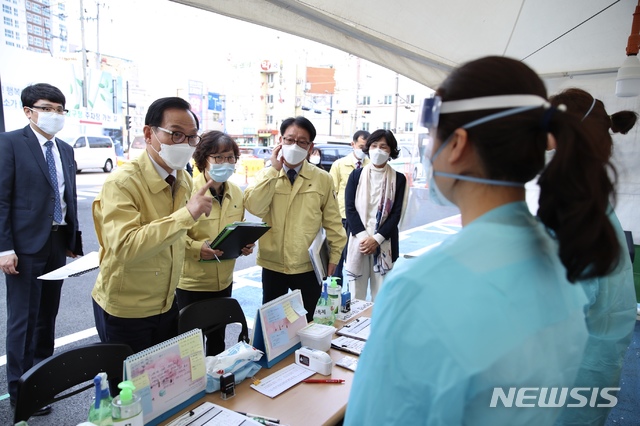 [천안=뉴시스]이종익 기자 = 박상돈 천안시장이 동남구 선별진료소를 방문해 의료진 등으로부터 현안사항을 청취하고 있다. (사진=천안시 제공)  photo@newsis.com