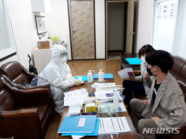 [의령=뉴시스] 의령군, 무자격 체류자 코로나19 익명검사 실시. (사진=의령군 제공). 2020.05.19.  photo@newsis.com