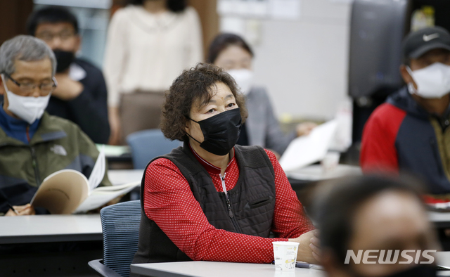 [임실=뉴시스]윤난슬 기자 = 전북 임실군은 19일 지역 농업을 선도할 농업 전문 인력 양성을 위해 '제12기 임실군 농업인 대학 복숭아반'을 본격 운영한다고 밝혔다.(사진=임실군 제공) 