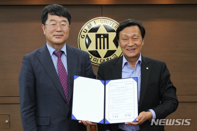 정창주(오른쪽) 구미대 총장이 협약서를 들고 기념사진을 찍고 있다 (사진=구미대 제공)