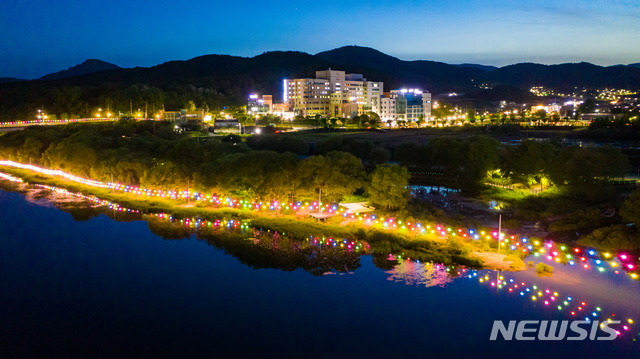 [경주=뉴시스] 이은희 기자= 경주 금장대와 생태숲 등 형산강 일원에 설치된 희망연등 2000여 개가 주변을 밝히고 있다. (사진= 동국대학교 경주캠퍼스 제공) 2020.5.19.photo@newsis.com