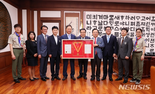 [서울=뉴시스]문희상 국회의장이 19일 오후 의장 집무실에서 열린 수여식에서 한국스카우트연맹 최고 훈장인 '무궁화 금장'을 받고 있다. 2020.05.19. (사진=국회의장실 제공) photo@newsis.com