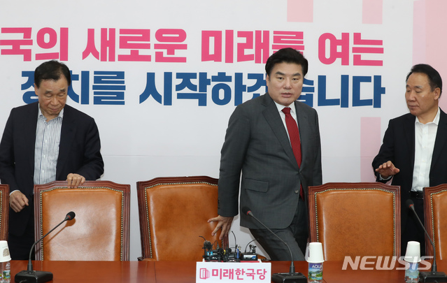 [서울=뉴시스] 고승민 기자 = 미래한국당 원유철 대표를 비롯한 지도부가 19일 서울 여의도 국회에서 열린 당 최고위원회의에 참석하고 있다. 2020.05.19.kkssmm99@newsis.com