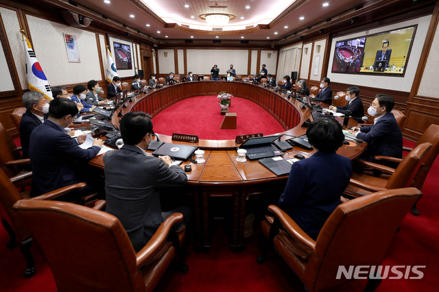 [서울=뉴시스]김병문 기자 = 국무위원들이 19일 오전 서울 종로구 정부서울청사에서 열린 국무회의에 참석해 정세균 국무총리의 발언을 경청하고 있다. 2020.05.19.&nbsp; dadazon@newsis.com