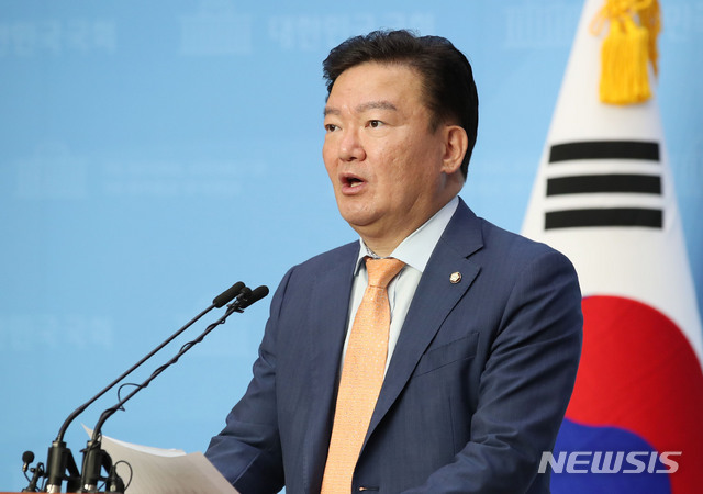 [서울=뉴시스] 김진아 기자 = 민경욱 미래통합당 의원이 19일 서울 여의도 국회 소통관에서 투표지분류기의 송수신 기능과 관련해 드러난 진전된 상황에 대해 기자회견을 하고 있다. 2020.05.19.&nbsp; bluesoda@newsis.com