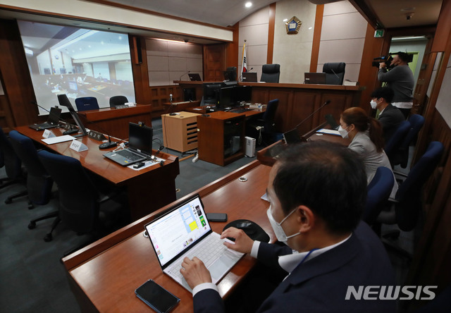 [서울=뉴시스]박주성 기자 = 세계 최대의 아동 성 착취물 사이트 '웰컴 투 비디오' 운영자 손정우 씨의 범죄인 인도심사 심문이 열린 가운데 19일 오전 서울 서초동 서울고등법원 중계 법정 안에서 취재진이 재판 시작을 기다리고 있다. 2020.05.19. photo@newsis.com