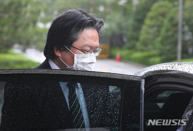 [서울=뉴시스]전신 기자 = 소마 히로히사 주한 일본대사관 총괄공사가 19일 서울 종로구 외교부 청사로 초치, 항의를 받은 후 청사를 나서고 있다. 2020.05.19.&nbsp; photo1006@newsis.com