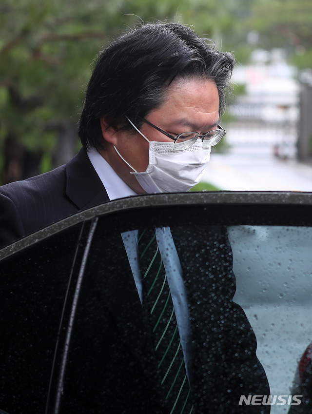 [서울=뉴시스]전신 기자 = 소마 히로히사 주한 일본대사관 총괄공사가 19일 서울 종로구 외교부 청사로 초치, 항의를 받은 후 청사를 나서고 있다. 2020.05.19. photo1006@newsis.com