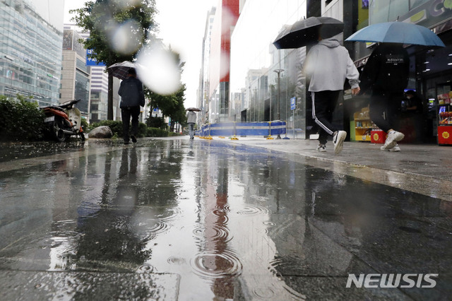 [서울=뉴시스] 최동준 기자 = 전국적으로 비가 내린 지난 19일 서울 홍대입구역 인근에서 시민들이 우산을 쓰고 걸어가고 있다. 2020.05.19.  photocdj@newsis.com